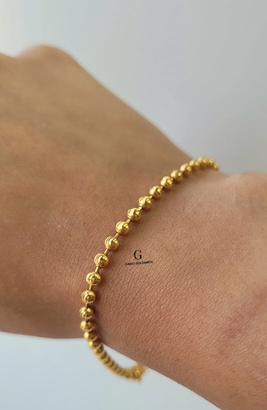 GOLD BEADED BRACELET WITH HEART CHARM