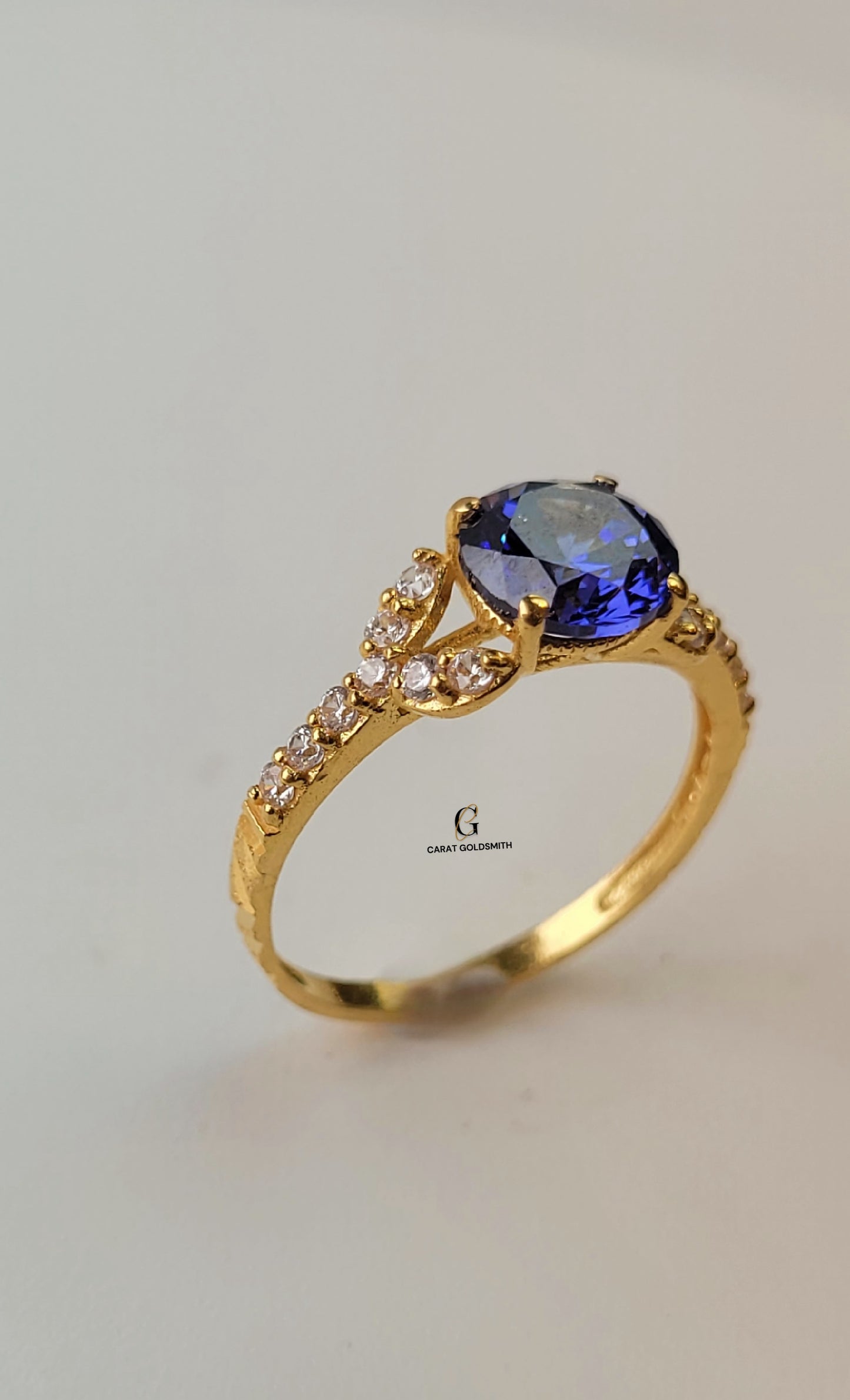 ROUND BLUE SAPPHIRE RING