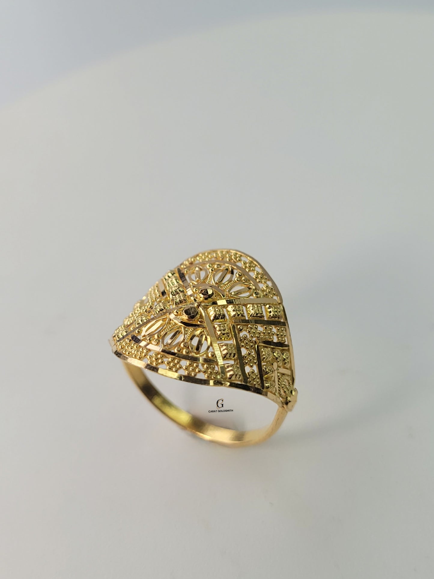 INTRICATE CUTTING GOLD RING