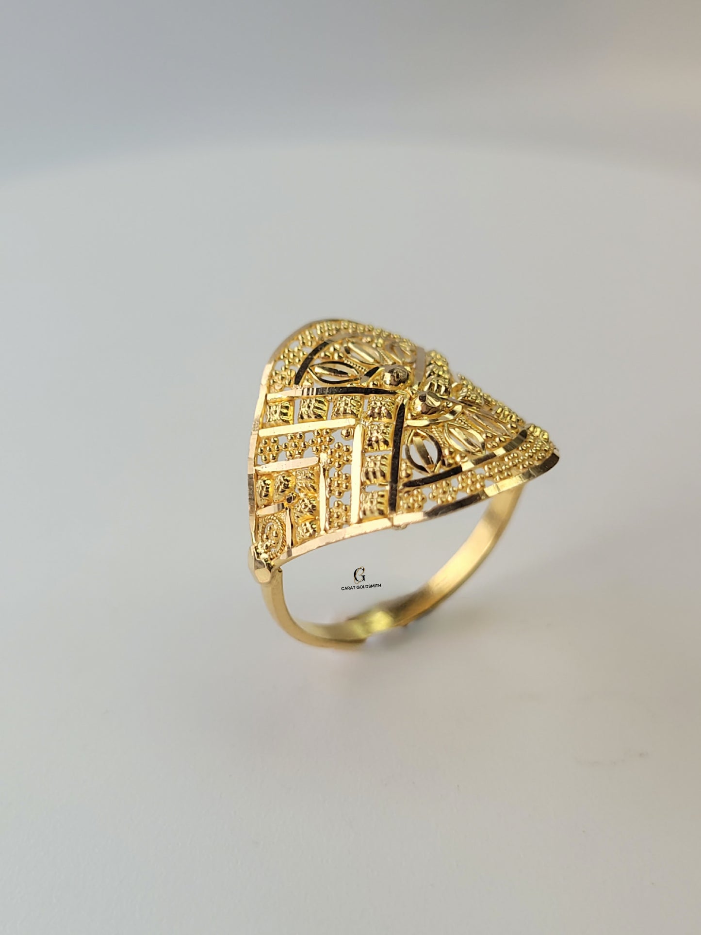 INTRICATE CUTTING GOLD RING