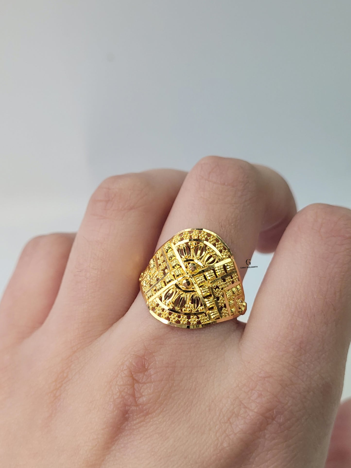 INTRICATE CUTTING GOLD RING