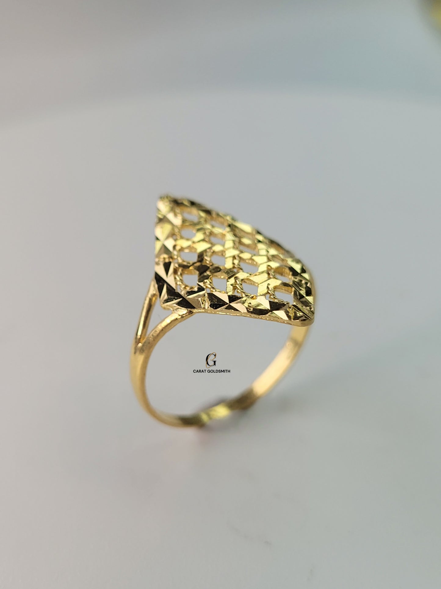 INTRICATE CUTTING GOLD RING