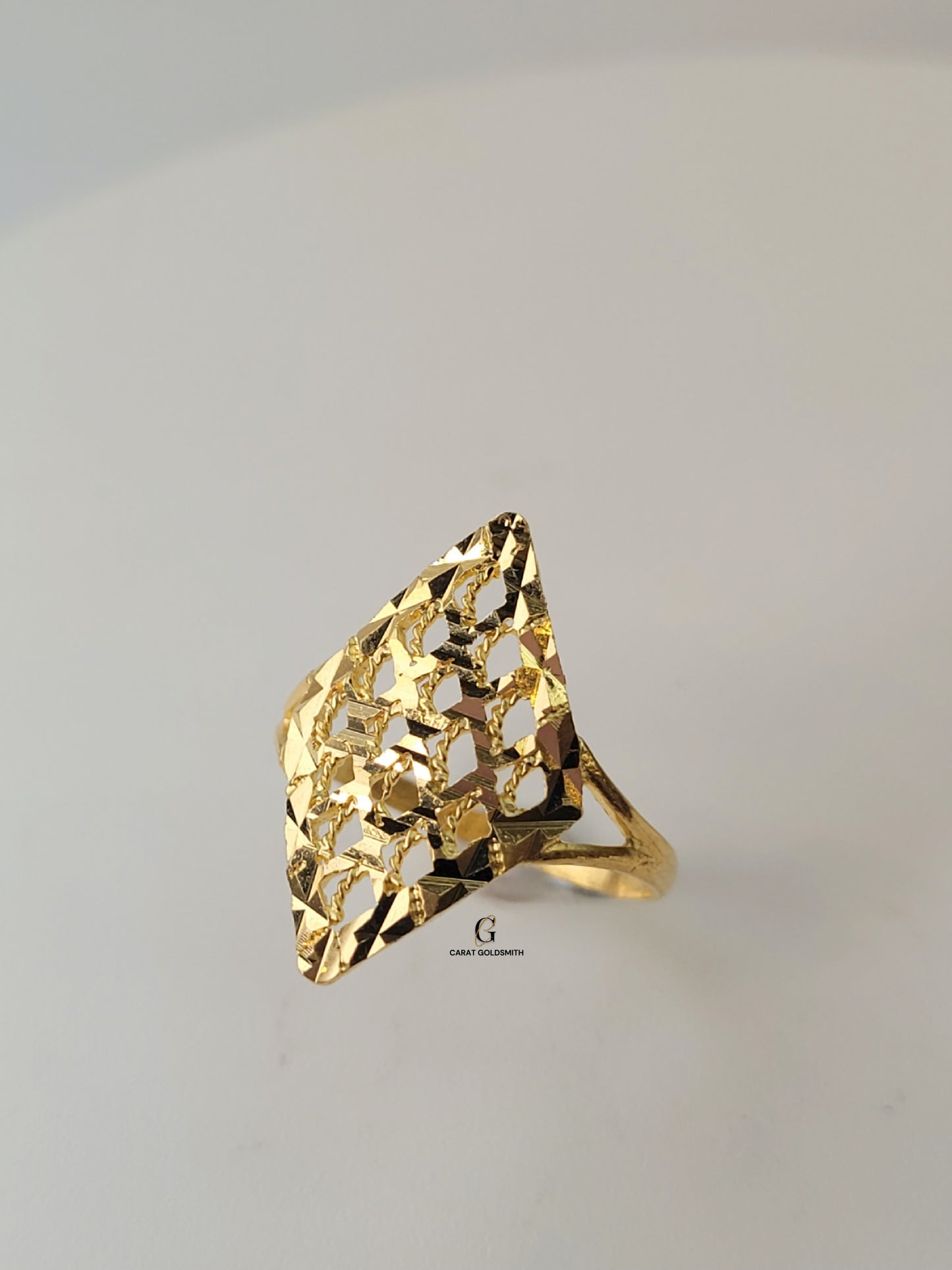 INTRICATE CUTTING GOLD RING