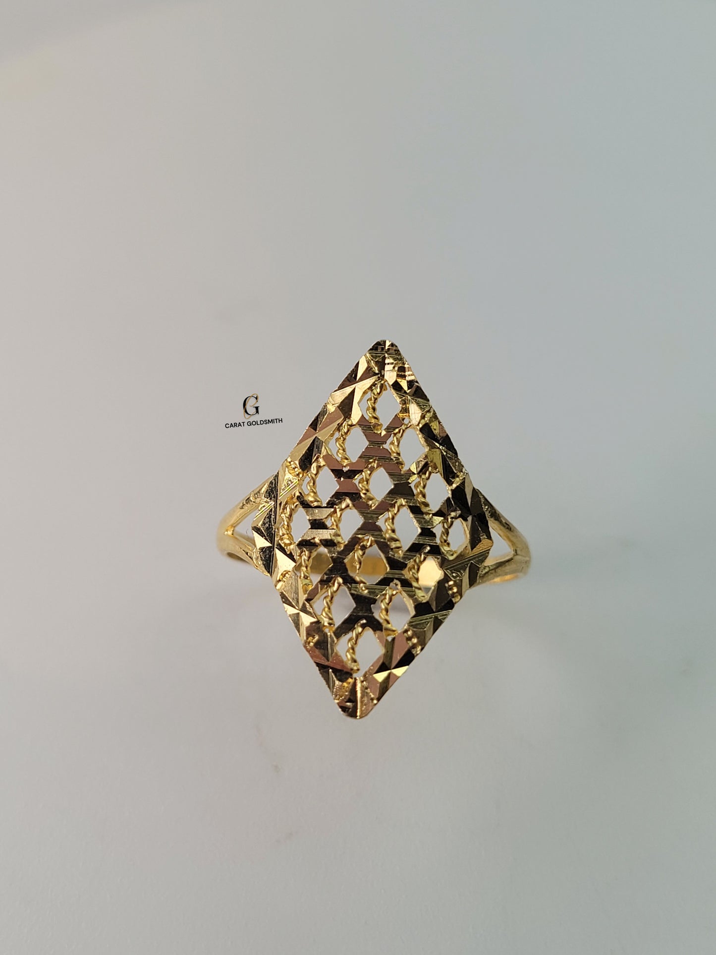 INTRICATE CUTTING GOLD RING