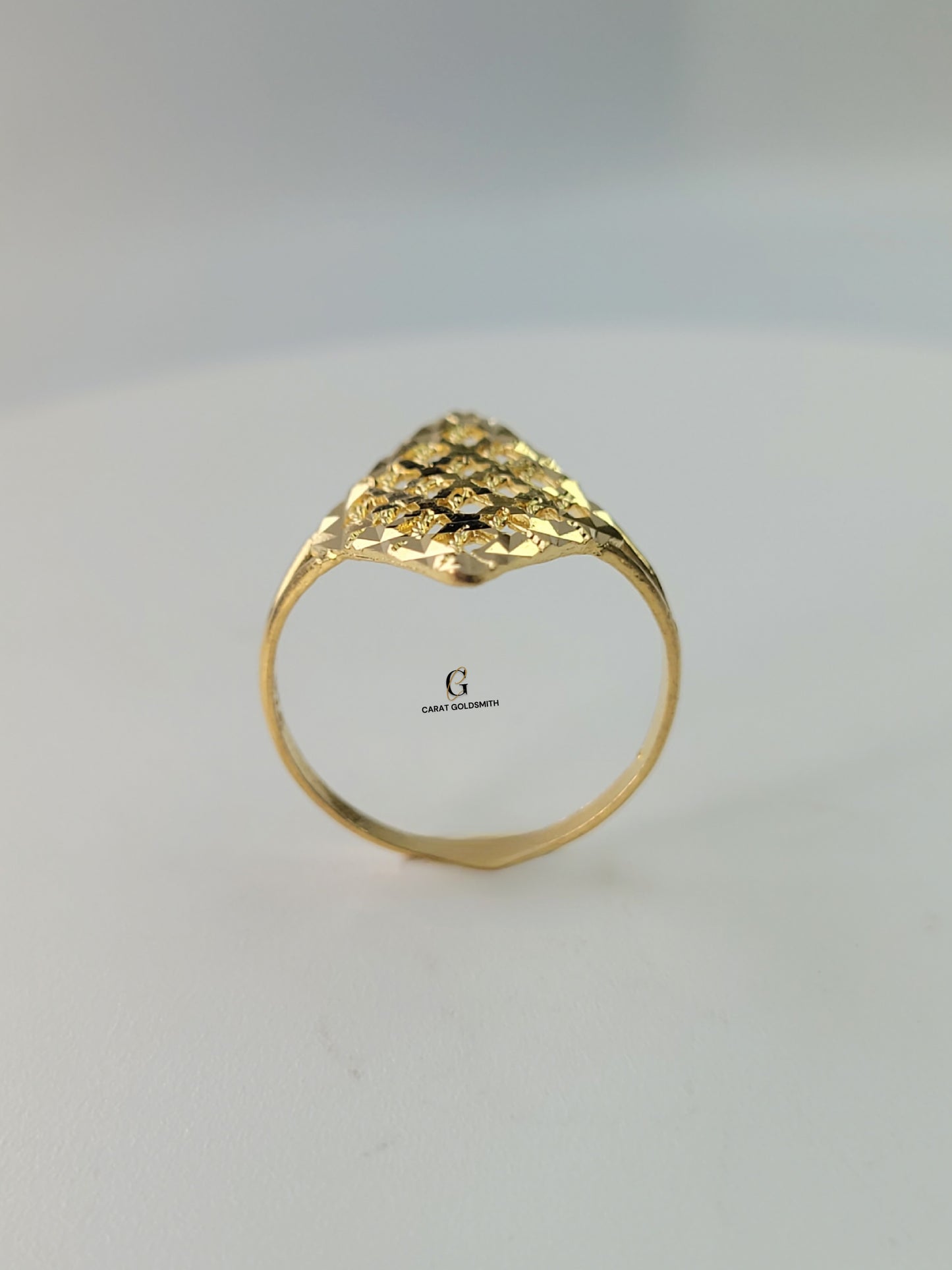 INTRICATE CUTTING GOLD RING