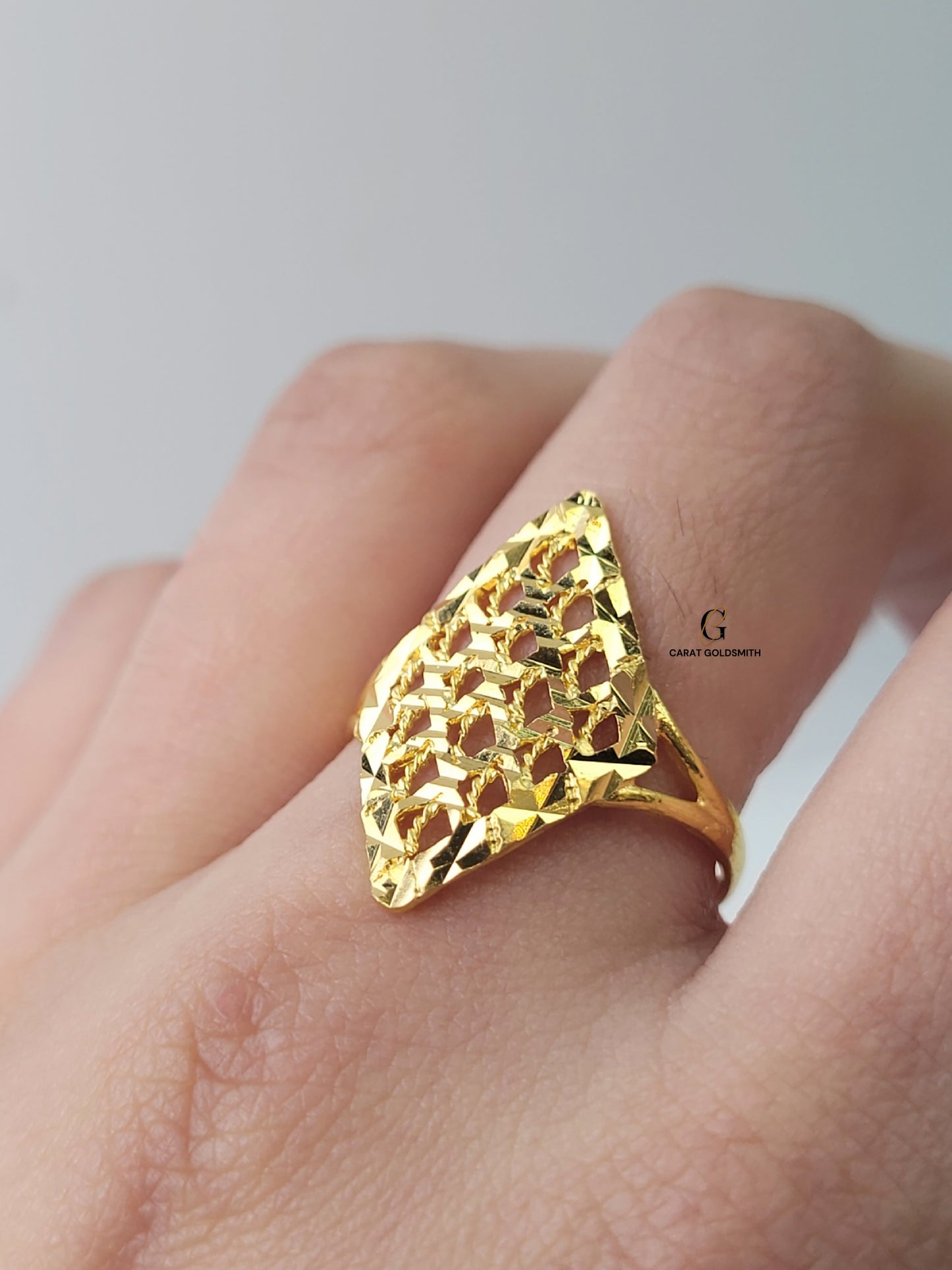 INTRICATE CUTTING GOLD RING