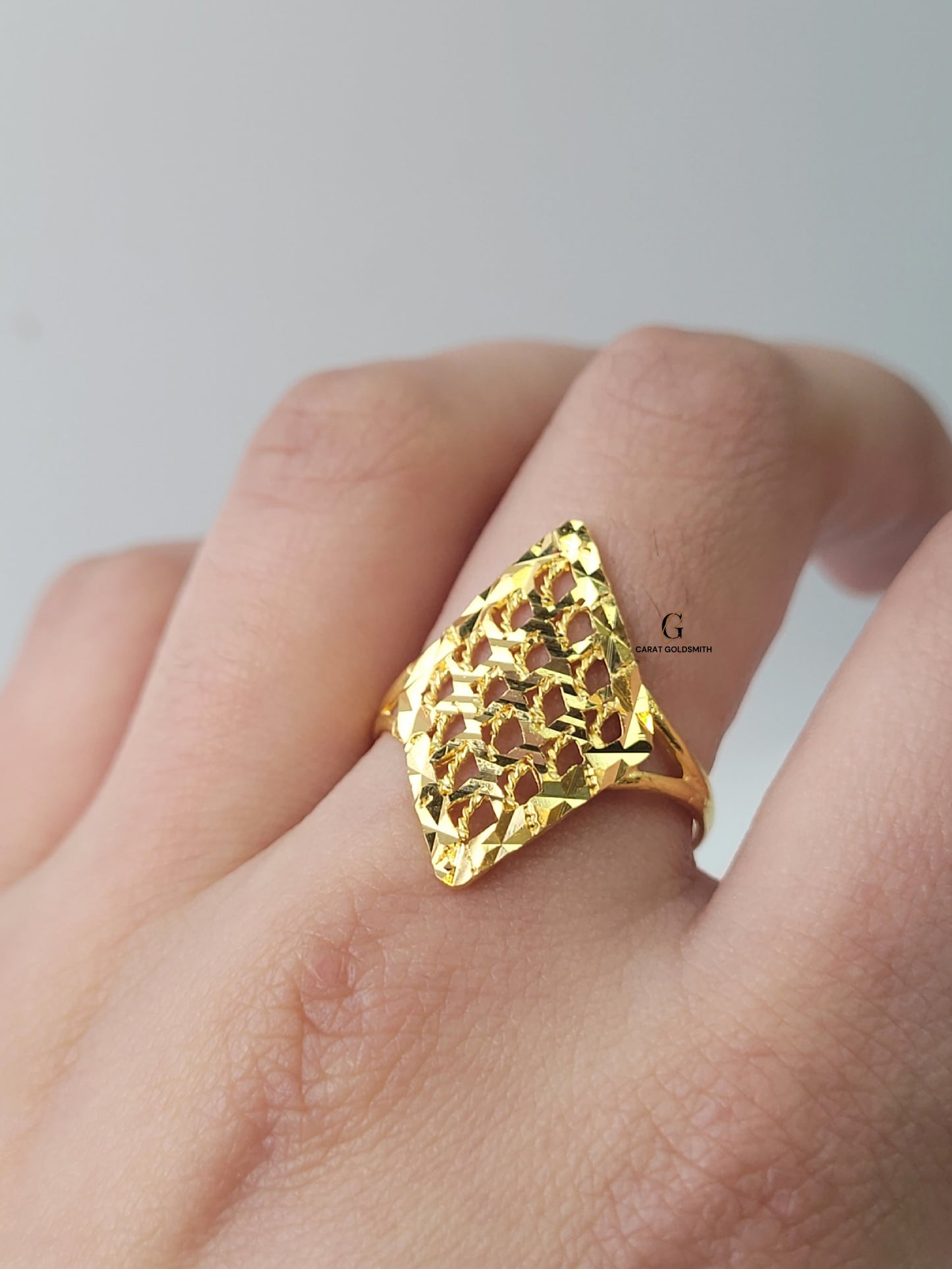 INTRICATE CUTTING GOLD RING