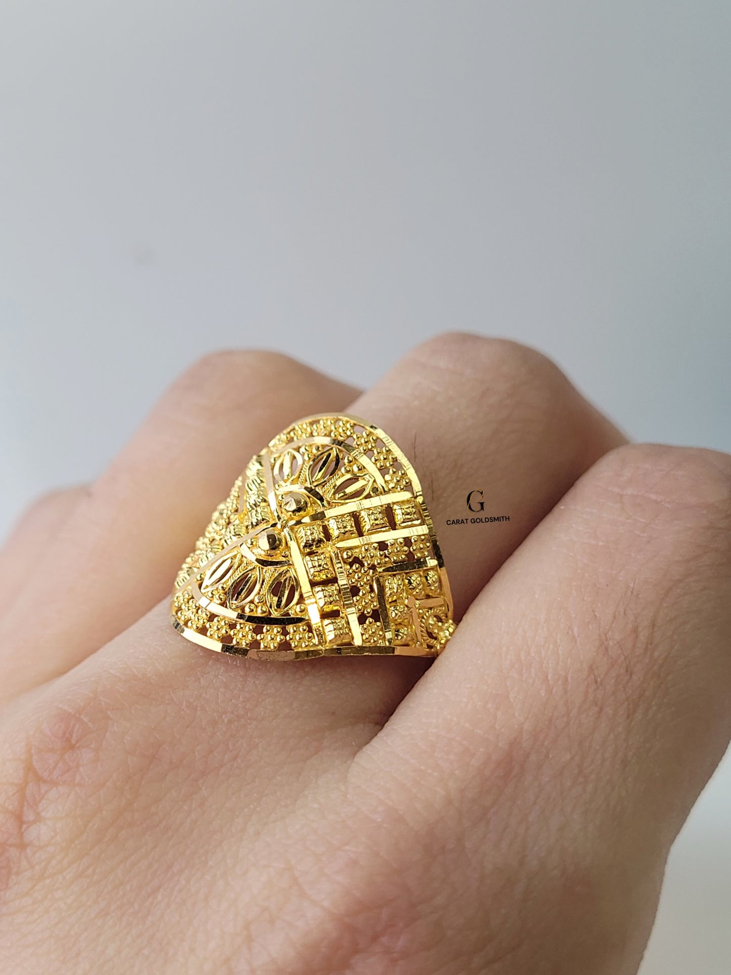 INTRICATE CUTTING GOLD RING