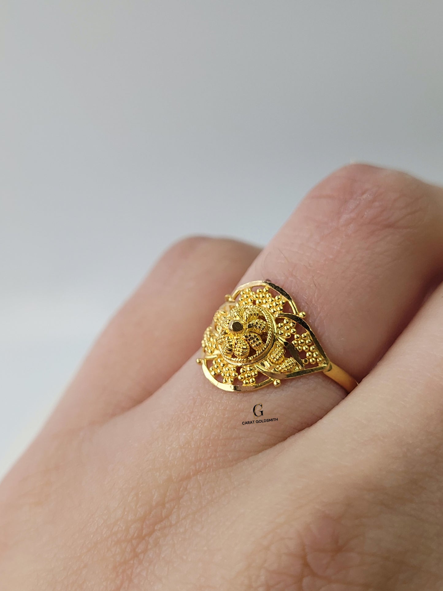 INTRICATE SMALL GOLD RING