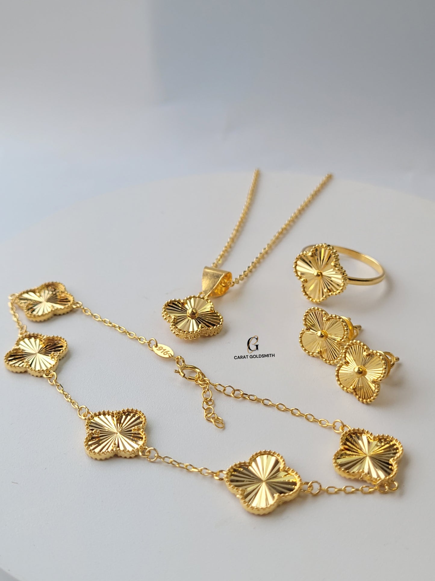 GOLD 5 FLOWER BRACELET