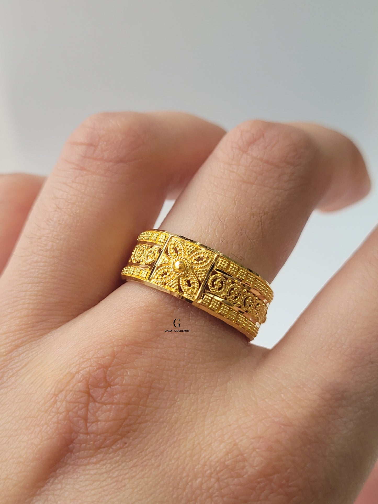 FLOWER DESIGN GOLD BAND