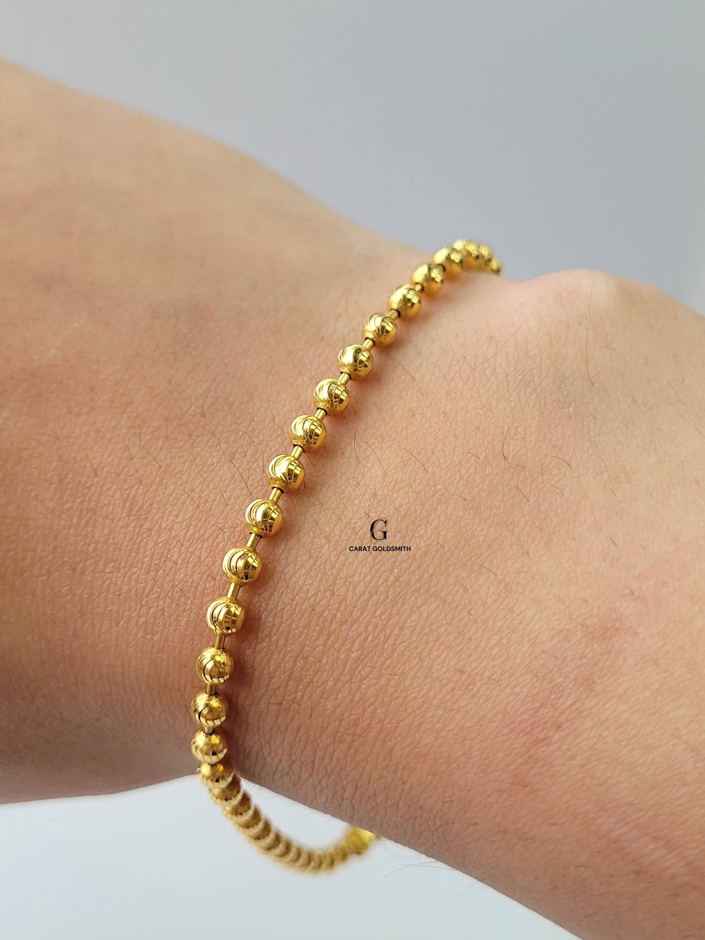 GOLD BEADED BRACELET WITH HEART CHARM