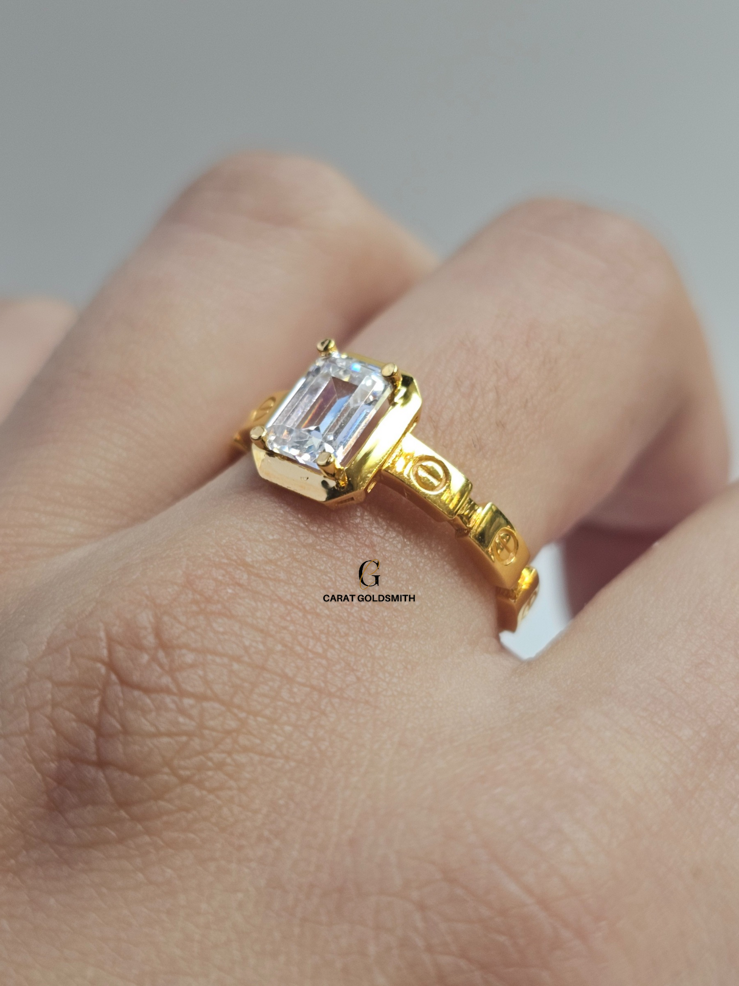 SQUARE GOLD SCREW BAND RING